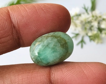 Natural Emerald Cabochon Gemstone: Polished Oval, 9.05 Cts (16x11x5mm)