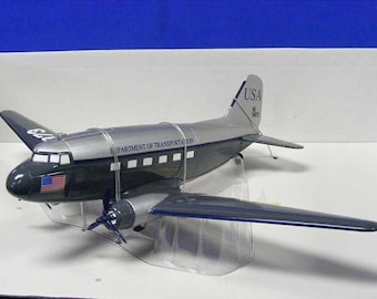 Avión de fundición a presión DC-3 Spec-cast del Departamento de Transporte de los EE. UU. Liberty Classic Bank