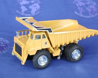 Caterpillar 777 Mining Dump Truck in 1:90 scale diecast by Goodswave of Japan