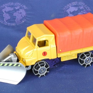 Solido Simca &#39;V&#39; blade snowplow w/chains - 1:50 scale diecast - Includes original box