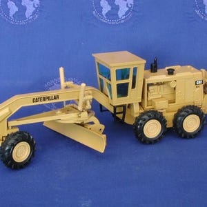 Caterpillar 16G grader in 1:50 scale diecast by NZG
