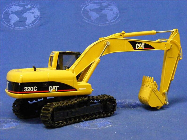 Pode incluir: Modelo de brinquedo de escavadora Caterpillar 320C amarela com esteiras pretas e uma ca&ccedil;amba amarela. O modelo tem o logotipo CAT no lado e o n&uacute;mero do modelo 320C na frente.