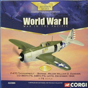 以下が含まれることがあります： P-47D サンダーボルト「ボニー」戦闘機の1/72スケールダイキャストモデル。機体はオリーブドラブとライトグレーに白の星とストライプで塗装されています。箱には「第二次世界大戦 太平洋戦争」と「航空機アーカイブ」の文字が書かれています。