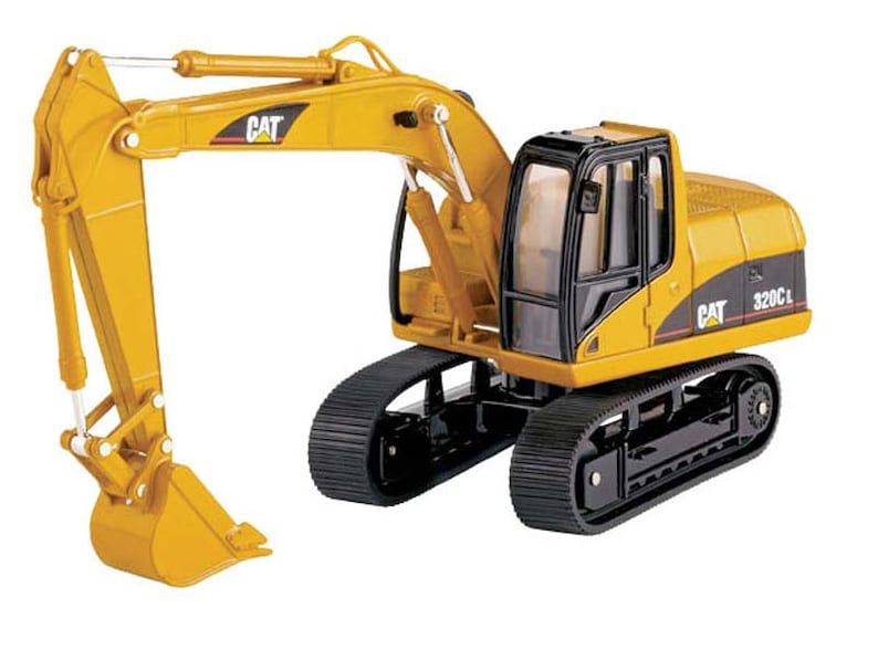 Puede incluir: Juguete de excavadora Caterpillar 320C L amarillo con orugas negras y una cabina negra. La excavadora tiene un brazo y una cuchara amarillos.