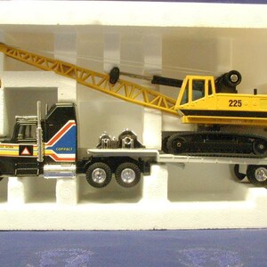 Lowboy with Caterpillar clamshell - Joal 1:50 scale diecast