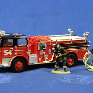 Seagrave K pumper fire truck with figures -Chicago -1:50 scale diecast by Corgi