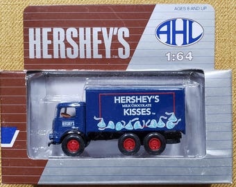 Furgoneta Mack CJ para HERSHEY'S KISSES en fundición a escala 1:64 de Hartoy