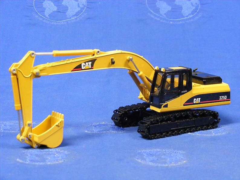 Puede incluir: Modelo de juguete de excavadora Caterpillar 325D amarilla con orugas negras y una cabina negra. La excavadora tiene un brazo y una cuchara amarillos.