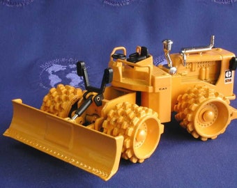 Zagęszczarka Caterpillar 825B z lemieszem w starym kolorze - model odlewany ciśnieniowo w skali 1:50 firmy Joal