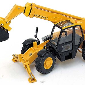 Può includere: Un veicolo da costruzione giocattolo giallo e nero con un secchio nero e la scritta "LOADALL" stampata sul lato.