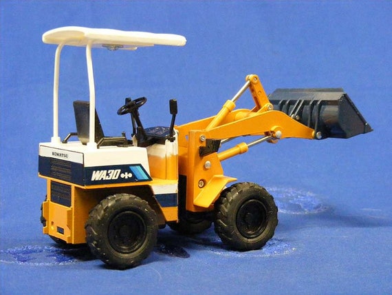 ダイヤペットジャパン製コマツ WA30 ホイールローダー 1:25 スケール