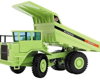 以下が含まれることがあります： 緑色の日立 EH650 ダンプトラックのおもちゃのモデルで、荷台が持ち上げられ、黒いタイヤが付いています。トラックの荷台側面には、黒と白の日立のロゴがあります。