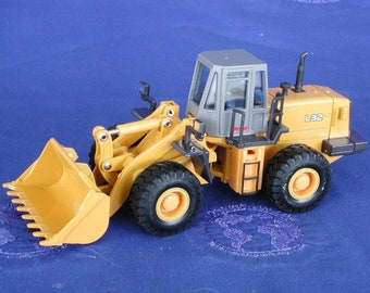 TCM L32 wheel loader 1:50 scale diecast by Goodswave of Japan