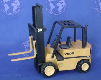 Wózek widłowy Caterpillar V50D w skali 1:25 odlewany ciśnieniowo przez NZG