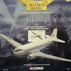 Op de afbeelding: Een wit Douglas C-47B Dakota IV vliegtuigmodel met rood-wit-blauwe markeringen. Het model maakt deel uit van The Aviation Archive Military Collection en is gemarkeerd met "KN442 - RAF Transport Command".
