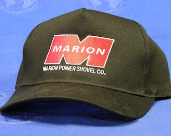 Gorra de béisbol con el logotipo M rojo de Marion Power Shovel Co.
