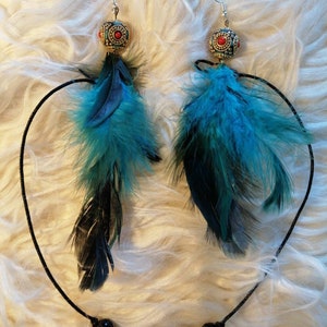 Set de pendientes coloridos con plumas turquesas y abalorio étnico. Collar corto a juego