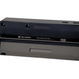 Puede incluir: Un dispositivo electr&oacute;nico negro con el texto "POLYMEGA" y "MEGA 1 ELEMENT MODULE EM03". El dispositivo tiene una bandeja extra&iacute;ble y varios puertos. El dispositivo es rectangular y tiene un acabado mate.