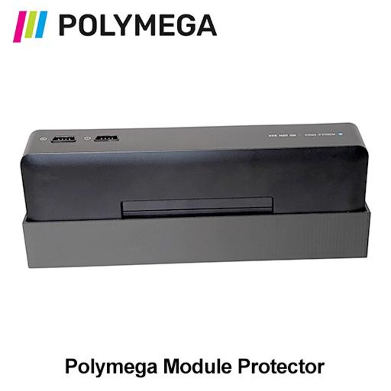 Puede incluir: Un protector de m&oacute;dulo Polymega negro, un dispositivo rectangular con una ranura y puertos, se encuentra sobre una base gris. El logotipo de Polymega est&aacute; en la parte superior izquierda. El texto "Polymega Module Protector" est&aacute; en la parte inferior.