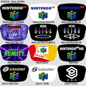 Op de afbeelding: Een verzameling verschillende Nintendo 64 logo's en ontwerpen. De afbeelding toont logo's met de tekst "Nintendo 64", "Ultra 64", "Project Reality" en "LodgeNet". De kleurenschema's omvatten zwart, wit, blauw, paars en geel.
