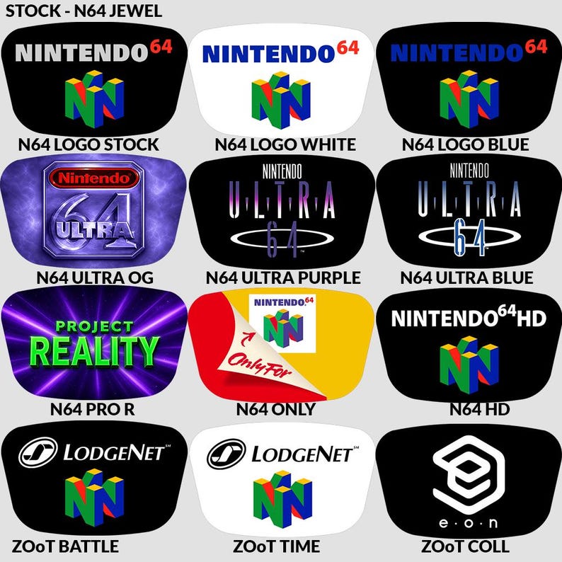 Op de afbeelding: Een verzameling verschillende Nintendo 64 logo's en ontwerpen. De afbeelding toont logo's met de tekst "Nintendo 64", "Ultra 64", "Project Reality" en "LodgeNet". De kleurenschema's omvatten zwart, wit, blauw, paars en geel.
