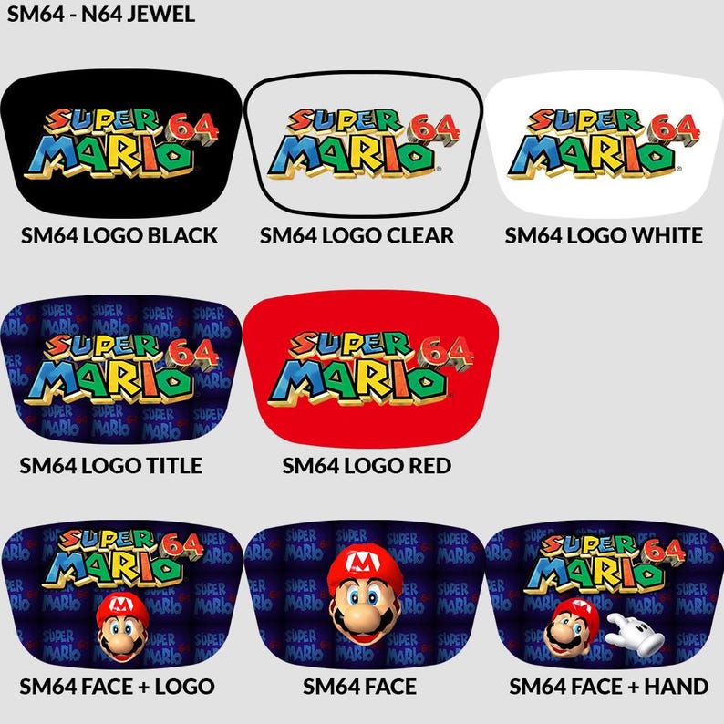 Op de afbeelding: Een verzameling Super Mario 64-accessoires. De ontwerpen omvatten het Super Mario 64-logo in verschillende kleuren, en sommige tonen Mario's gezicht. De tekst "SM64" en "Super Mario 64" zijn zichtbaar.