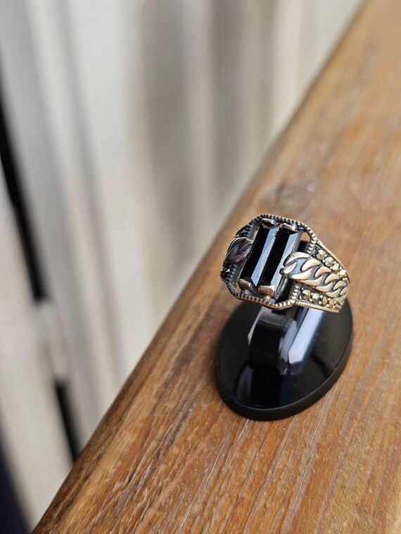 ハンドメイドのスターリングシルバー製オニキス＆マーカサイトリング