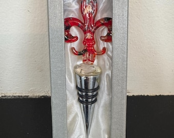 Glass Fleur de Lis Wine Stopper, Red Gold Art Glass Bottle Stopper, French Inspired Barware Gift, Decorative Bar Cart Accessory