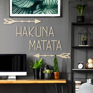 Lettrage en bois Hakuna Matata flèches décoration en bois tableau mural de salon décoration boho Pappel-Furnier
