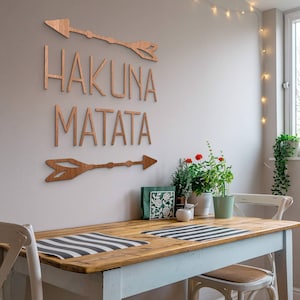 Lettrage en bois Hakuna Matata flèches décoration en bois tableau mural de salon décoration boho Mahagoni-Furnier