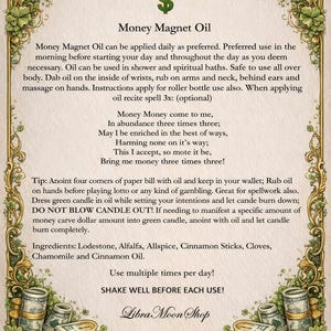 Pode incluir: Cart&atilde;o decorativo com borda dourada e detalhes verdes, com texto "Money Magnet Oil". O design inclui ilustra&ccedil;&otilde;es de rolos de dinheiro, moedas e um s&iacute;mbolo de d&oacute;lar. O cart&atilde;o fornece instru&ccedil;&otilde;es e um feiti&ccedil;o.
