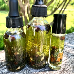 Pode incluir: Tr&ecirc;s frascos de vidro cheios de um l&iacute;quido verde e elementos bot&acirc;nicos. Os frascos t&ecirc;m conta-gotas e tampas pretas. O l&iacute;quido cont&eacute;m peda&ccedil;os de madeira, folhas e outros materiais org&acirc;nicos. Os frascos est&atilde;o dispostos sobre uma superf&iacute;cie de madeira.