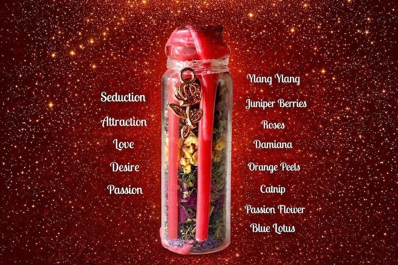 Puede incluir: Un frasco de vidrio transparente lleno de hierbas secas y dos velas rojas, adornado con un dije dorado. El frasco est&aacute; etiquetado con palabras como "Seducci&oacute;n", "Atracci&oacute;n" y "Amor", y tambi&eacute;n enumera ingredientes como "Ylang Ylang" y "Bayas de enebro."