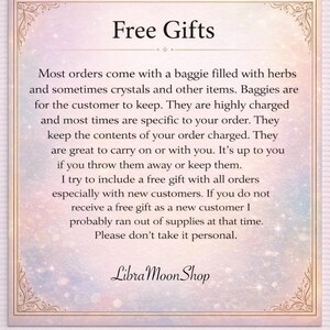 Pode incluir: Um cart&atilde;o decorativo com o texto "Free Gifts" em uma fonte estilizada. O cart&atilde;o tem uma borda roxa clara e dourada e cont&eacute;m texto sobre presentes gratuitos inclu&iacute;dos nos pedidos da Libra Moon Shop.