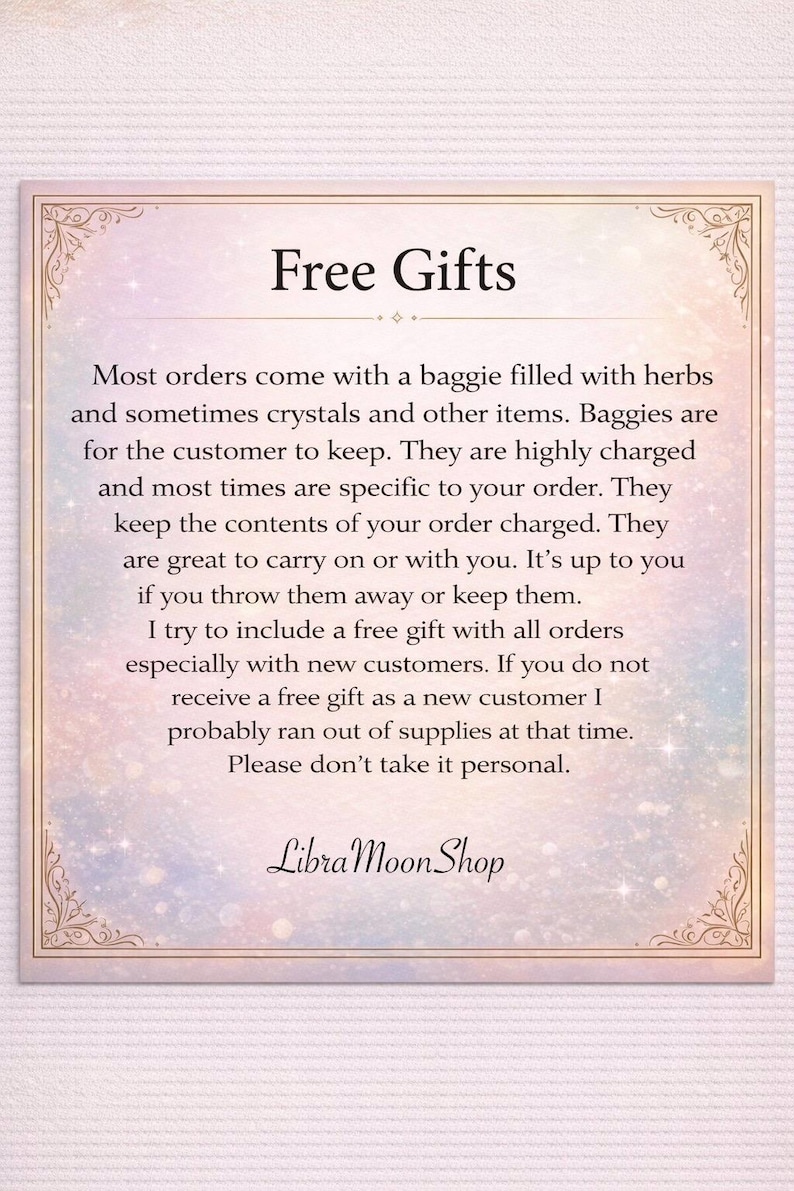 Pode incluir: Um cart&atilde;o decorativo com o texto "Free Gifts" em uma fonte estilizada. O cart&atilde;o tem uma borda roxa clara e dourada e cont&eacute;m texto sobre presentes gratuitos inclu&iacute;dos nos pedidos da Libra Moon Shop.
