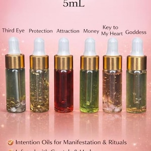 Pode incluir: Seis frascos conta-gotas de 5 ml de &oacute;leos de amostra, cada um com uma cor e conte&uacute;do diferentes. Os frascos est&atilde;o rotulados como "Third Eye", "Protection", "Attraction", "Money", "Key to My Heart" e "Goddess". O texto "Sample Oils" e "5mL" est&aacute; no topo.