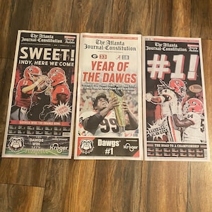 Edición limitada de los campeones nacionales de fútbol de Georgia Bulldogs y campeones de la SEC. Periódico de edición limitada de AJC. Paquete de 3. Perfecto para enmarcar.