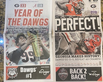 Edición limitada de los periódicos AJC de los Georgia Bulldogs, temporadas 2021-2022 (Año de los Perros) y 2022-2023 (Perfecto). 2 periódicos en total. NO ES UNA REIMPRESIÓN.
