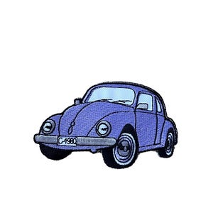 Op de afbeelding: Een geborduurde patch van een vintage Volkswagen Kever in paars, met een kentekenplaat met de tekst "C-4980".