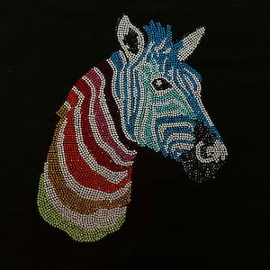 Puede incluir: Un diseño de cabeza de cebra colorido hecho de pedrería. La cebra es azul, verde, amarilla, naranja, roja y blanca.
