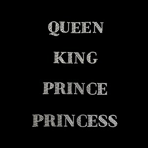Może przedstawiać: Czarne tło z napisami "QUEEN", "KING", "PRINCE" i "PRINCESS" napisanymi białymi kryształkami.