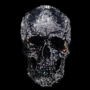 Pode incluir: Uma caveira feita de strass brilhantes, com fundo preto.