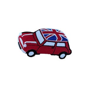 Op de afbeelding: Rode mini-auto met een Union Jack-vlag op het dak. De auto is een geborduurde patch in cartoon-stijl.