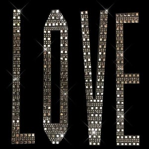 以下が含まれることがあります： 黒い背景に銀色のラインストーンで「LOVE」という単語が書かれています