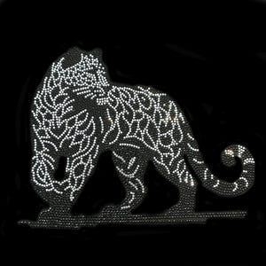 Può includere: Un design di pantera o leopardo in strass nero e bianco che cammina con la coda arrotolata. Il design è su uno sfondo nero.