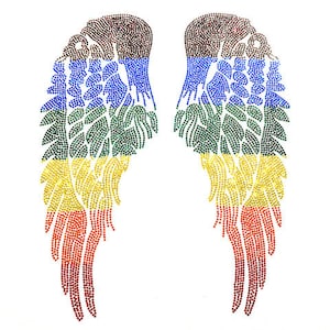 Peut inclure: Une paire d'ailes arc-en-ciel faites de strass. Les ailes ont la forme d'ailes d'ange et sont un motif populaire pour les vêtements et les accessoires.
