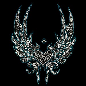 Puede incluir: Un diseño de pedrería con un corazón con alas. Las alas están hechas de pedrería blanca con detalles azules. El corazón está hecho de pedrería blanca.
