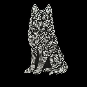 Puede incluir: Un diseño detallado de un lobo, creado con numerosos pequeños adornos blancos y brillantes. El lobo se encuentra sobre un fondo negro sólido, resaltando el intrincado patrón y la forma. El diseño es simétrico y centrado.