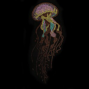 Peut inclure: Illustration détaillée d'une méduse sur fond noir. La méduse est composée de petits points colorés dans les tons rose, jaune, turquoise et marron, créant un effet scintillant. Les tentacules sont longs et fluides.