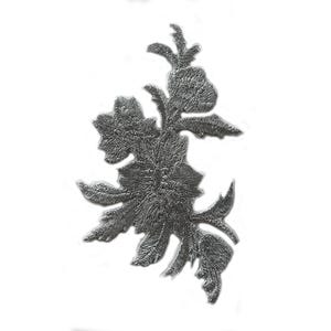 Könnte beinhalten: Silberne Blumenapplikation mit einem zarten Design. Die Applikation zeigt eine Ansammlung von Blumen mit filigranen Details und einen Stiel mit Blättern.